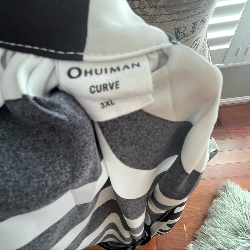 Elegant Black and White Women's Blouse - Picture 4 of 4